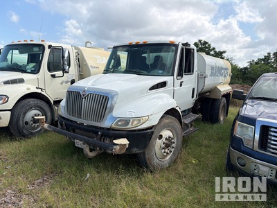 2012 International 4300 2000 gal 4x2 Camion à eau