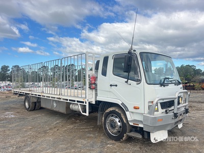 2013 Mitsubishi FM677 4x2 Camion à Plateau