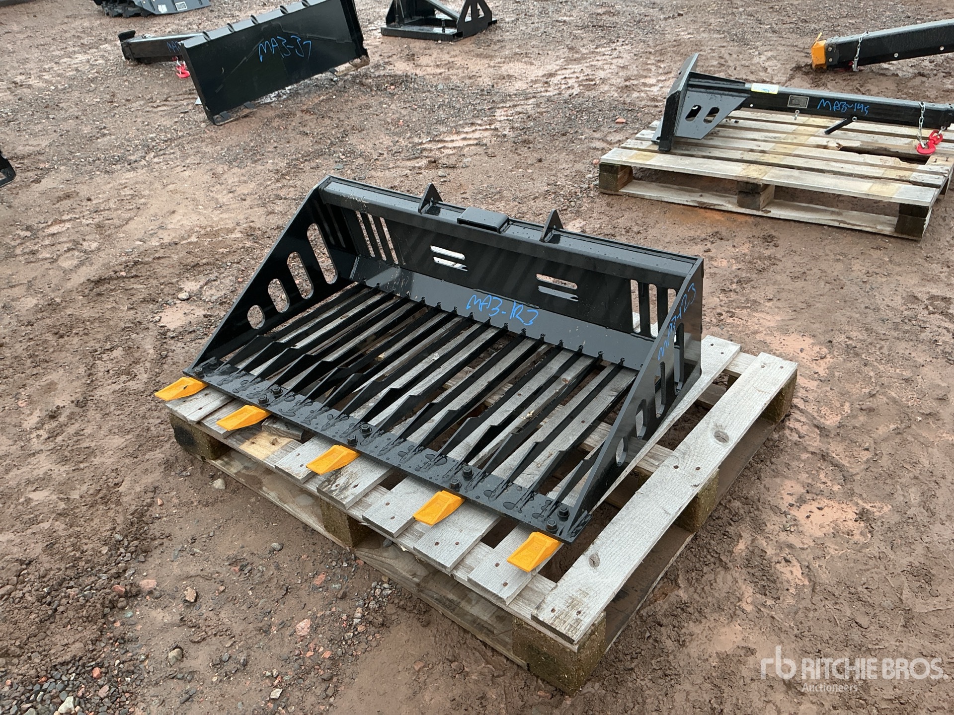 2026 GIYI GY-RB44 44 in Skeleton Mini Skid Steer Bucket (Unused)
