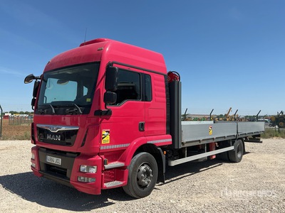 Fassi Micro 25 995 kg Articulated Boom on 2014 MAN TGM 12.290 4x2 Sleeper Table Top Truck w/Crane