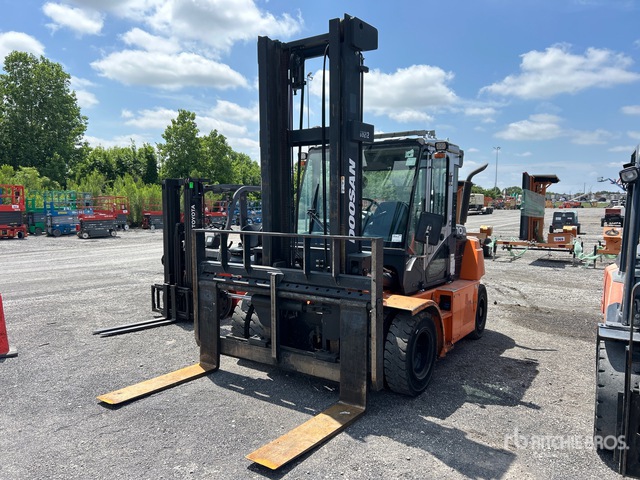 Doosan D70S-7 13500 lb Pneumatic Tire Forklift