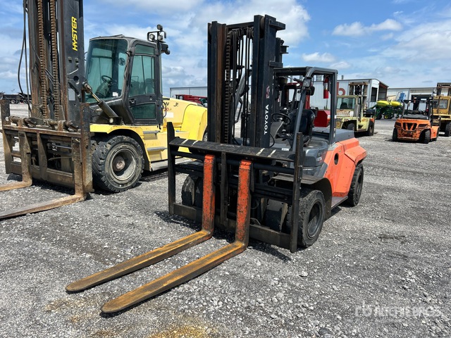 Toyota 8FD80U 16100 lb Pneumatic Tire Forklift