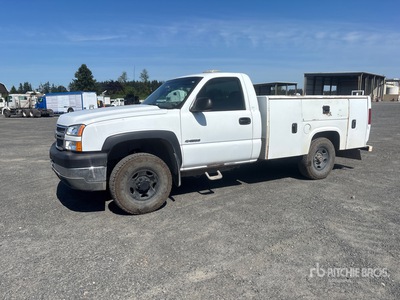 2005 Chevrolet Silverado 2500HD 4x4 Utility Truck