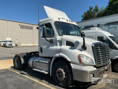2017 Freightliner Cascadia 113 4x2 S/A Day Cab Truck Tractor