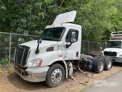 2015 Freightliner Cascadia 6x4 T/A Day Cab Truck Tractor (Inoperable)