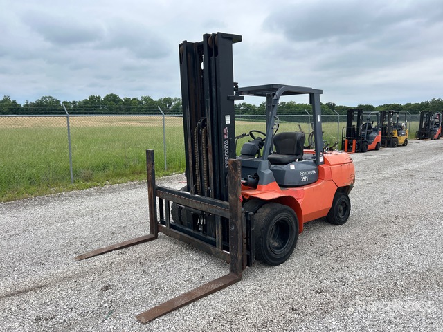 2012 Toyota 7FGAU50 8650 lb Pneumatic Tire Forklift