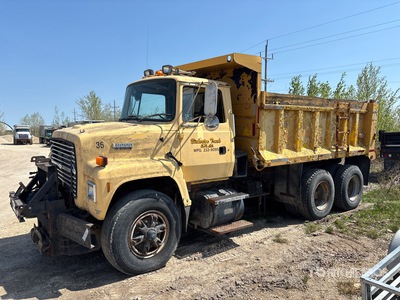 1994 Ford L8000 を見 Dump Truck (Inoperable)