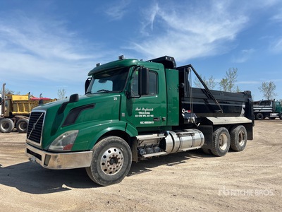 2013 Volvo VNL 6x4 3-Achs Kipper-Lkw