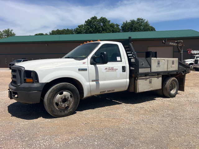 2005 Ford F-350 XL 4x2 Flatbed Truck