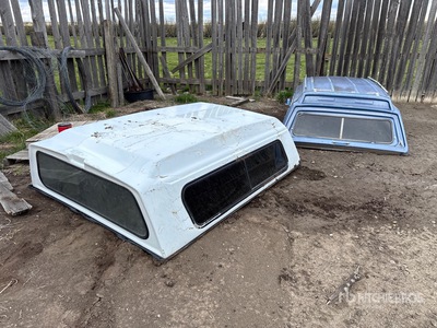 Quantity of (2) 8 ft Truck Toppers Parti di autocarro