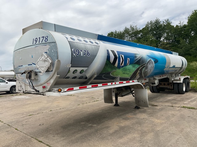 2000 Fruehauf 9200 gal T/A Tanker Trailer