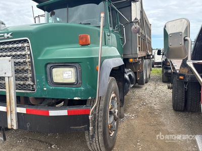 2001 Mack RD600 Tri/A Dump Truck (Glider Kit)