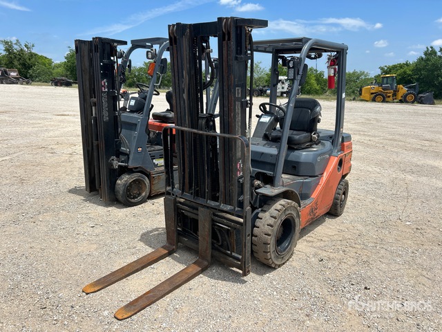Toyota 8FDU25 4850 lb Pneumatic Tire Forklift