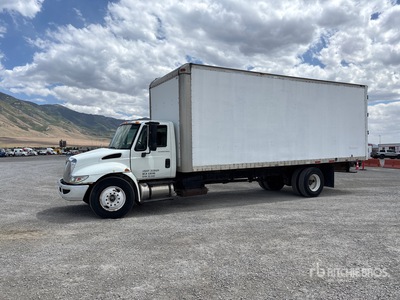 2001 International 4300 SBA 4x2 Moving Van Truck