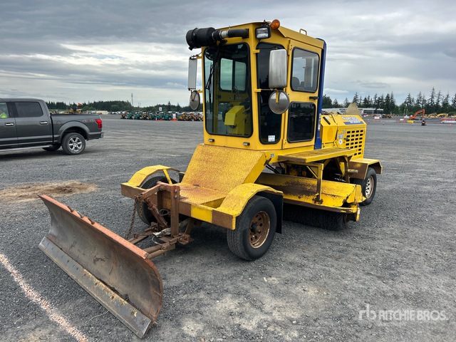 2016 Superior DT80J Self-Propelled Broom