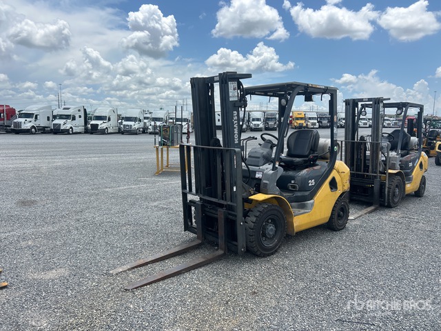 2015 Komatsu FG25T-16 4650 lb Pneumatic Tire Forklift