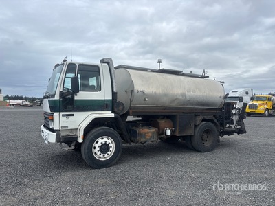 Bearcat on 1987 Ford 4x2 Camion épandeur d'asphalte