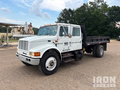 1996 International 4700 4x2 Crew Cab Camion à benne