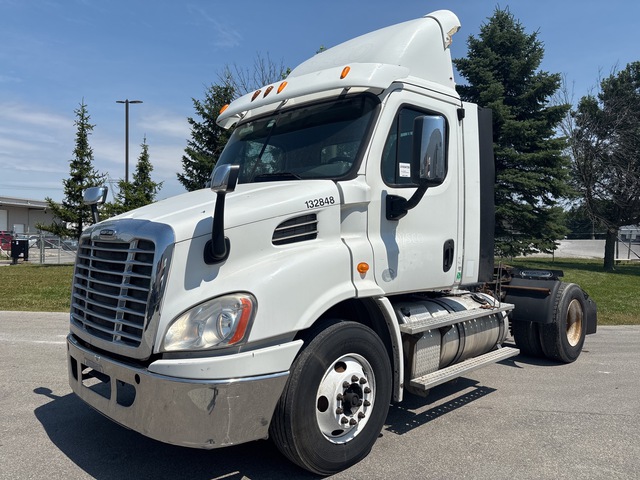 2014 Freightliner Cascadia 113 4x2 S/A Day Cab Truck Tractor