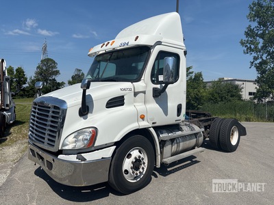 2011 Freightliner Cascadia 4x2 S/A Day Cab Truck Tractor