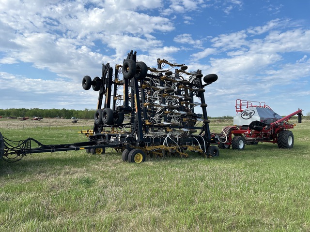 2012 SeedMaster 7012 70 ft Air Drill w/ 2022 Morris 9450 Air Cart