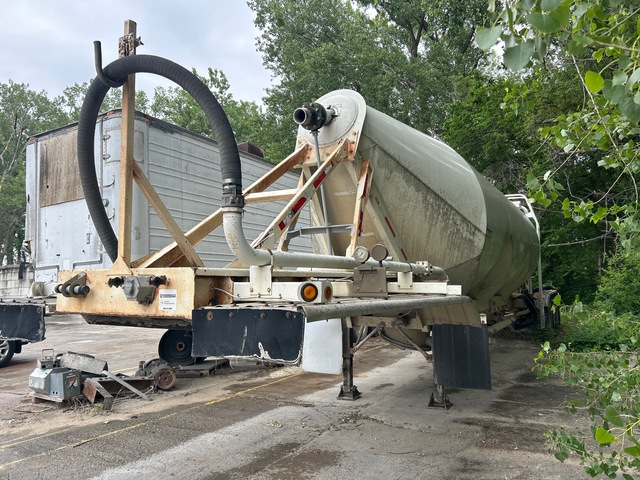 2001 Wabash HAB-HE3-J1100X3 Tri/A Pneumatic Bulk Trailer