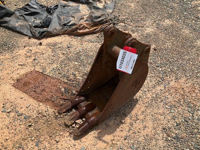 CP 12 in Digging Excavator Bucket