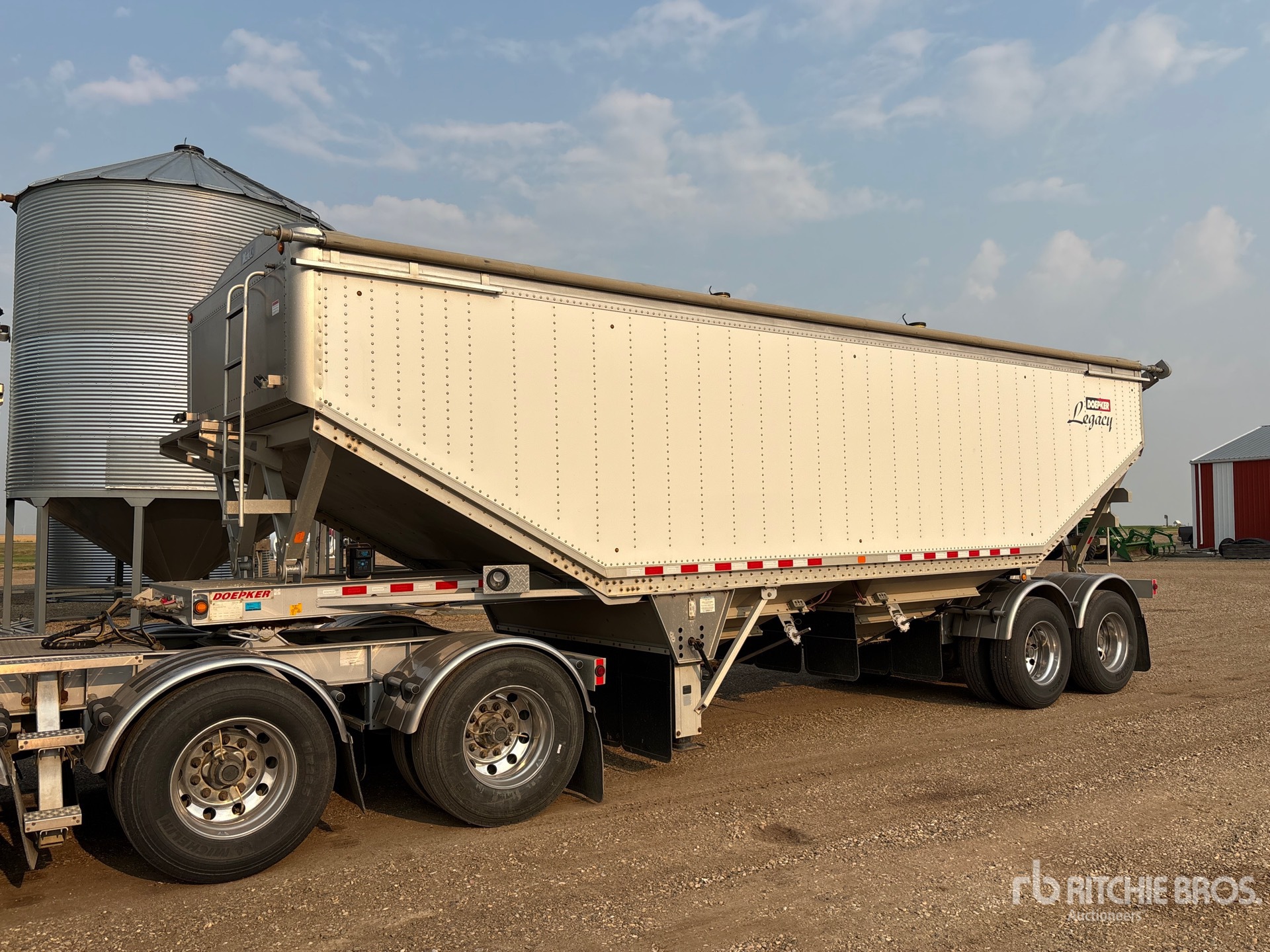 2018 Doepker 30 ft T/A Super B-Train Pup Grain Trailer