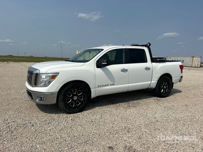 2018 Nissan Titan SV 4x4 Crew Cab Pickup