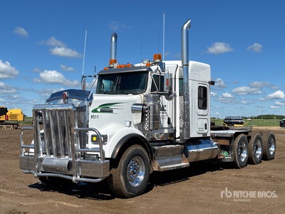 2015 Kenworth W900L 8x6 Ciągnik siodłowy z kabiną sypialną Tri/A