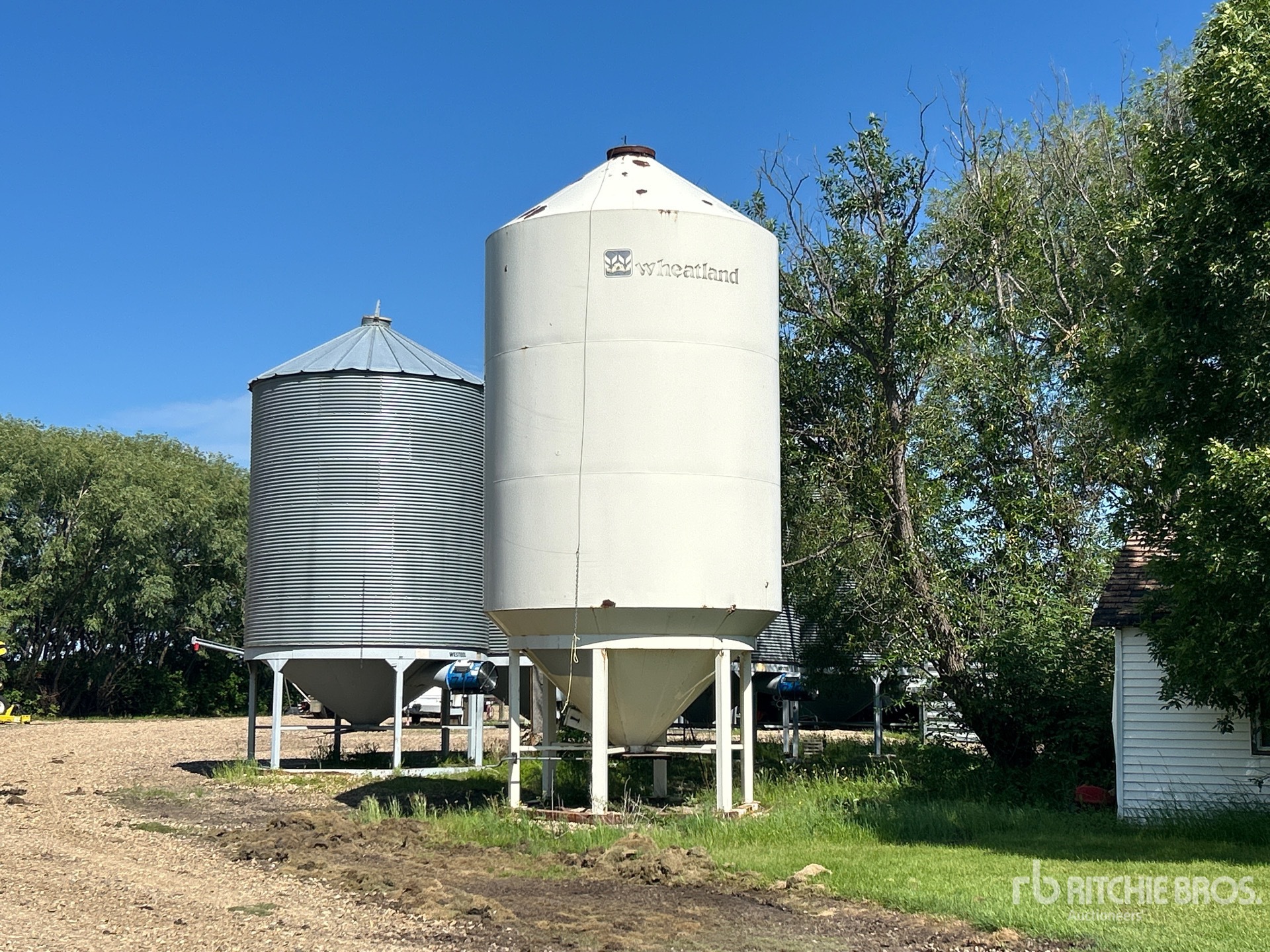Wheatland +/- 1400 bu Smooth Wall Hopper Grain Bin