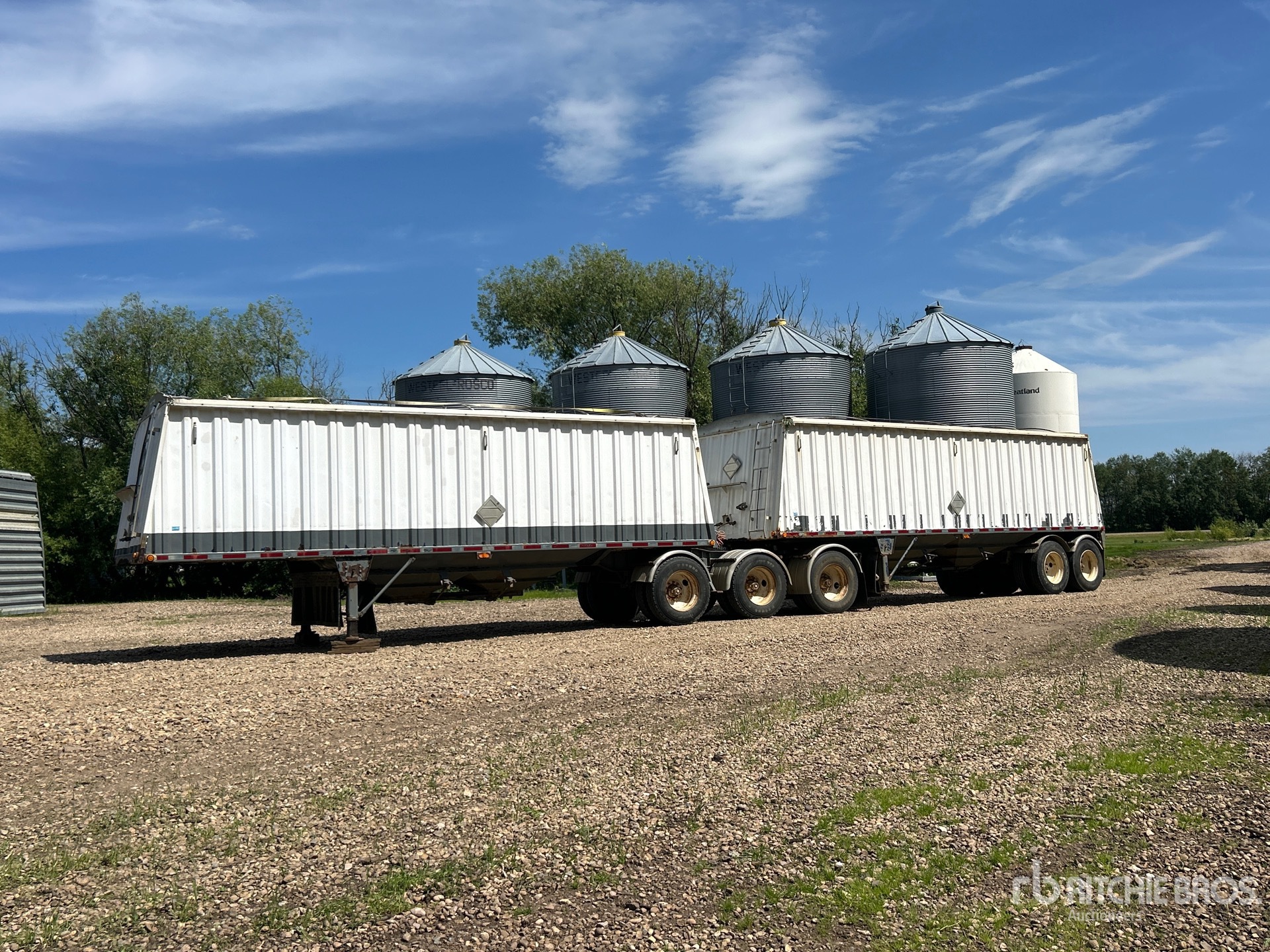 Load King 28 ft Tri/A Super B-Train Lead Grain Trailer