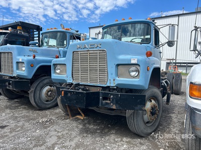 1989 Mack RD688P 4x2 を見 Cab and Chassis