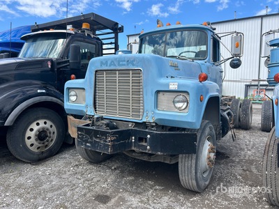 1989 Mack RD688P 4x2 を見 Cab and Chassis