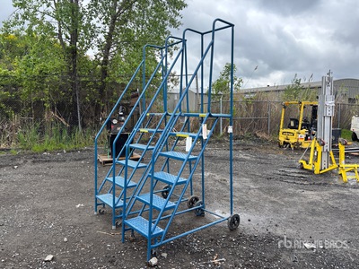 Quantity of (2) Rolling Warehouse Escalera de mano