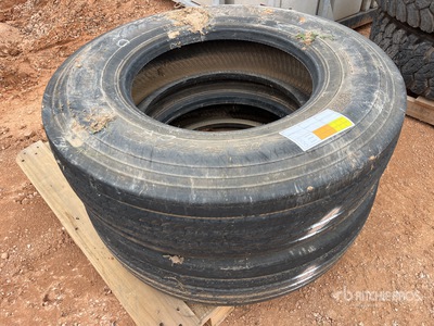 Quantity of (2) 11R22.5 Reifen