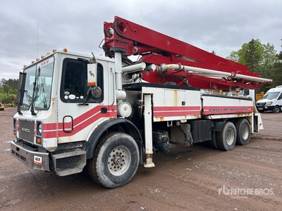 2002 Mack MR688S 6x4 Camion pompe à béton (Inoperable)