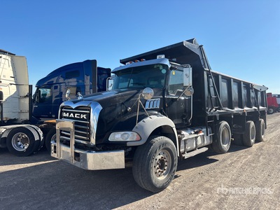 2011 Mack GU813 8x4 Camion à benne basculante Tridem
