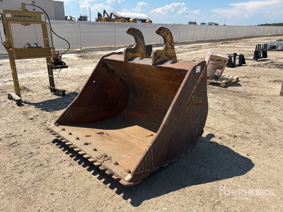 Brandt 72 in Q/C Cleanup Excavator Bucket - Fits John Deere 300 Series