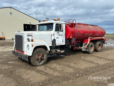 1982 International F4370 6x4 Camion cisterna de agua