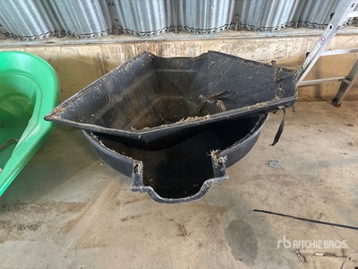 Quantity of (2) 9 in Poly Hopper Różne Obsługa ziarna
