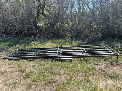 Quantity of (2) 14 ft x 4 ft Brama dla bydła