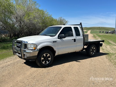 2004 Ford F-250 Super Duty XLT 4x4 Flatbed Truck