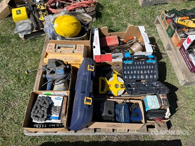 Tape Measure, Chains, Hard Hat, Socket Set & Spray Gun Varios, herramientas manuales