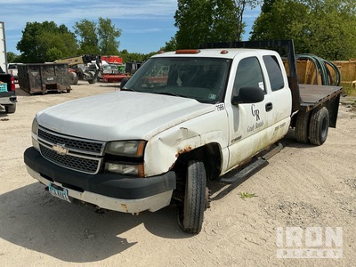2005 Chevrolet 3500 4x4 Extended Cab Flatbed Truck
