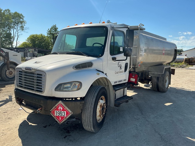 2004 Freightliner M2 106 2700 gal 4x2 Tanker Truck