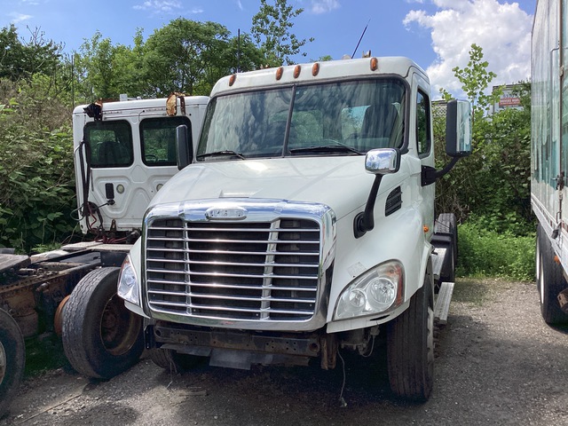 2016 Freightliner Cascadia 113 6x4 T/A Day Cab Truck Tractor