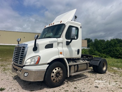 2016 Freightliner Cascadia 4x2 S/A Day Cab Truck Tractor