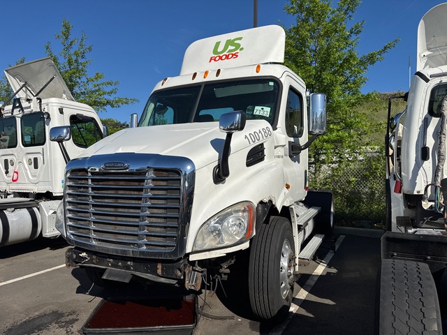 2013 Freightliner Cascadia 113 4x2 S/A Day Cab Truck Tractor (Inoperable)