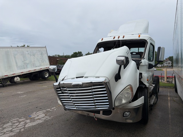 2015 Freightliner Cascadia 113 6x4 T/A Day Cab Truck Tractor (Inoperable)
